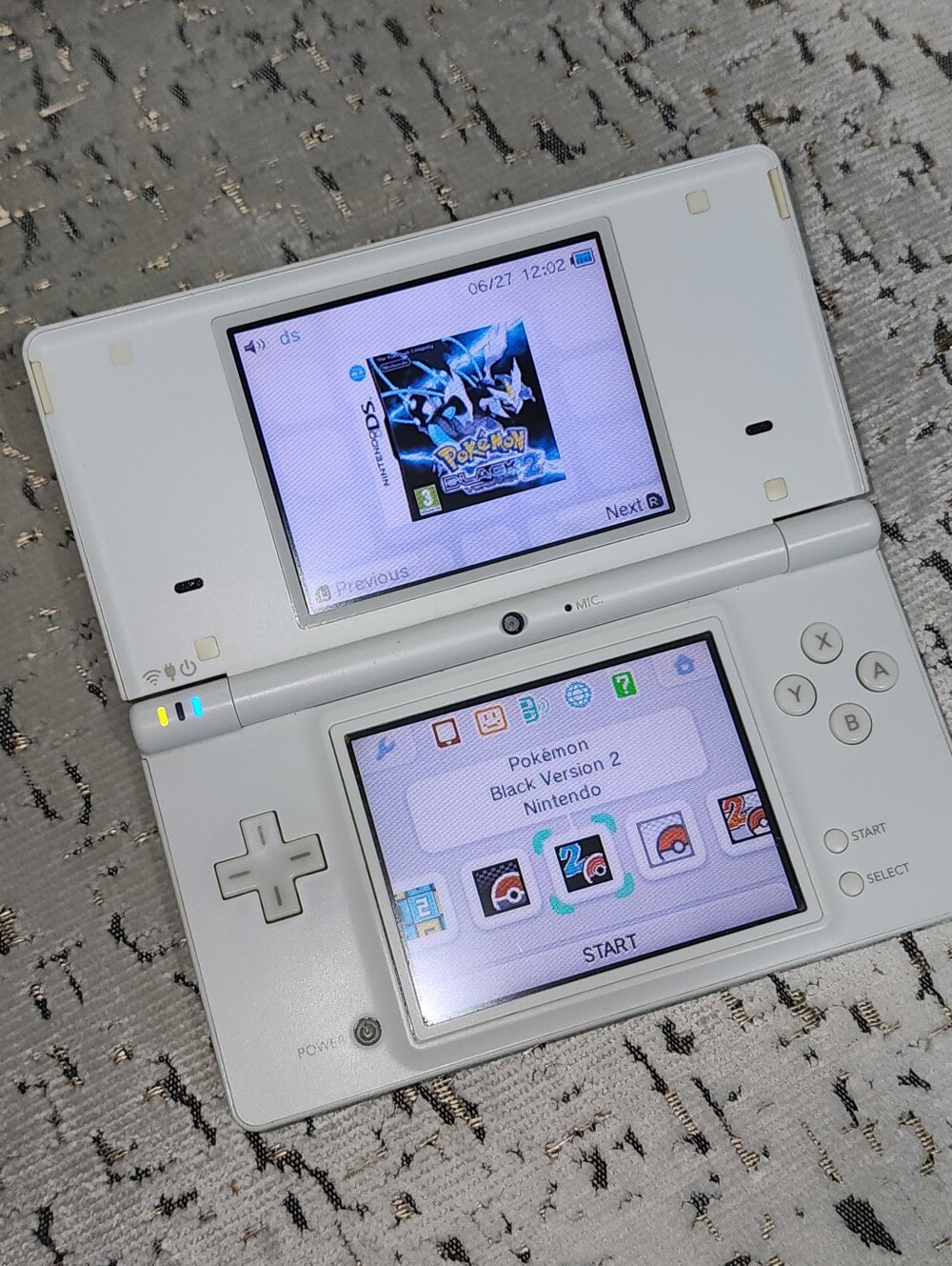 WHITE NINTENDO DSi WITH 300+ GAMES INSTALLED